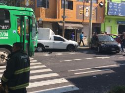 Otros dos vehículos que estaban estacionados fueron dañados tras proyectarse el Focus después del impacto. ESPECIAL/