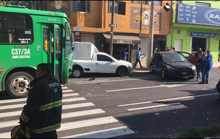 Otros dos vehículos que estaban estacionados fueron dañados tras proyectarse el Focus después del impacto. ESPECIAL/