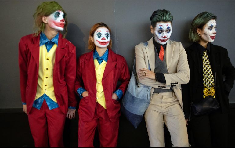 A través de redes, jóvenes convocaron a la megamanifestación de Halloween a pesar de la prohibición de las autoridades. EFE/J. Favre