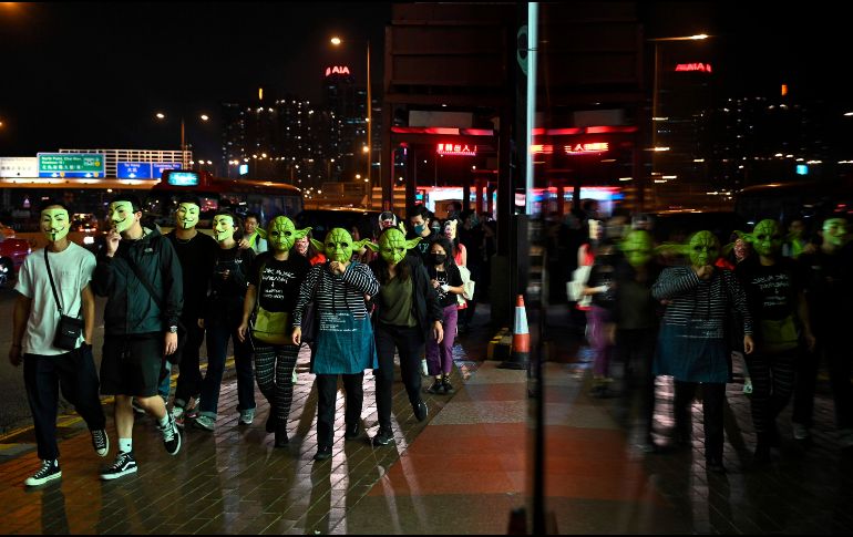 A través de redes, jóvenes convocaron a la megamanifestación de Halloween a pesar de la prohibición de las autoridades. AFP/P. Fong