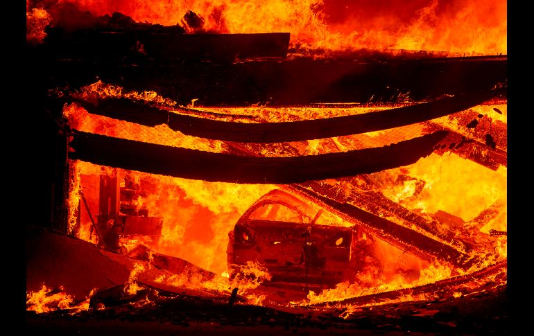 Un auto arde en San Bernardino. AFP/J. Edelson