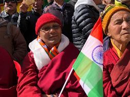 Personas celebran el cambio de estatus de Ladakh en Leh, India. AP/S. Saaliq
