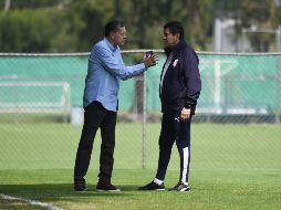El fondo de la charla se desconoce, pero Peláez y el entrenador intercambiaron puntos de vista durante varios minutos en la cancha Fausto Prieto. IMAGO7