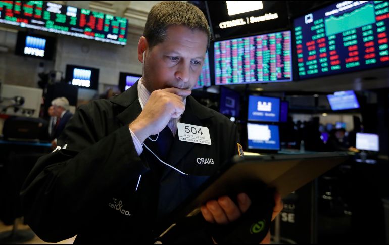 El promedio industrial Dow Jones bajó 140 puntos hasta ubicarse en 27 mil 046 unidades. AP/R. Drew