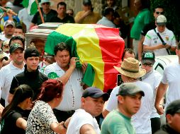 Familiares y amigos de Marcelo Terrazas, muerto en un enfrentamiento ayer, cargan su ataúd durante el funeral en Santa Cruz. AFP/D. Walker