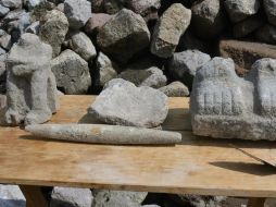 Varias figuras talladas en piedra fueron encontradas en un antiguo dique al noreste de Ciudad de México. INAH