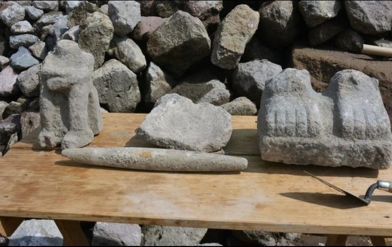 Varias figuras talladas en piedra fueron encontradas en un antiguo dique al noreste de Ciudad de México. INAH