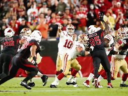 Jimmy Garoppolo (#10) lanzó cuatro pases de anotación para comandar la victoria de San Francisco. AFP