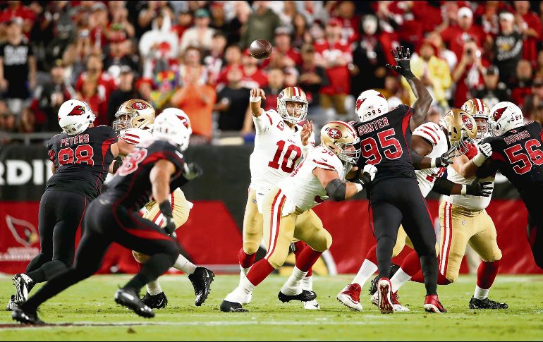 Jimmy Garoppolo (#10) lanzó cuatro pases de anotación para comandar la victoria de San Francisco. AFP