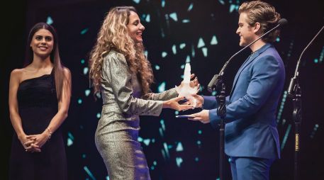 Emilia Hernández recibió el galardón en el Coloso de Reforma. CORTENSÍA / José Jorge Carreón