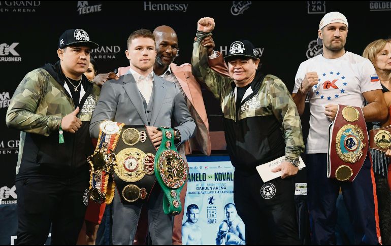 Saúl Álvarez, acompañado de los Reynoso, buscará coronarse en cuatro divisiones distintas. NOTIMEX