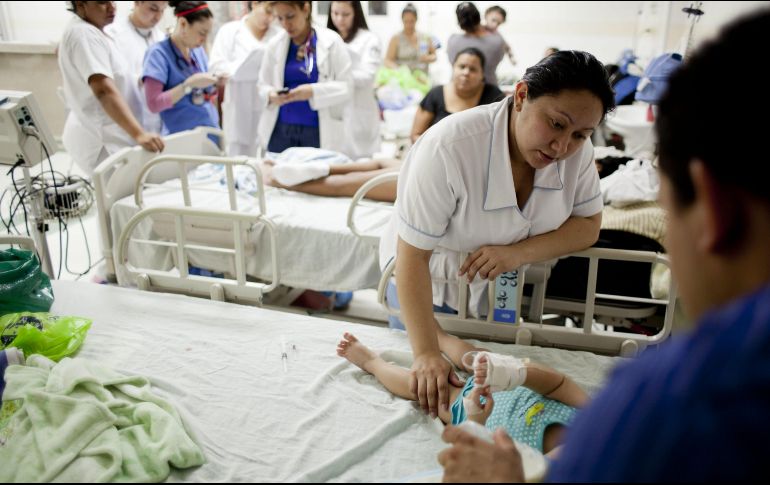 Jalisco se mantiene también con las primeras posiciones en cuadros graves de dengue (841), en muertes ocasionadas por el virus (20) y en casos probables (61 mil 119). EFE/Archivo