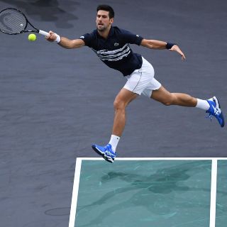 Djokovic aplasta a Tsitsipas en París