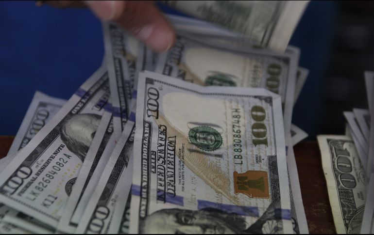 El billete verde se compró en un mínimo de 18.40 pesos en sucursales capitalinas. EL INFORMADOR/ARCHIVO