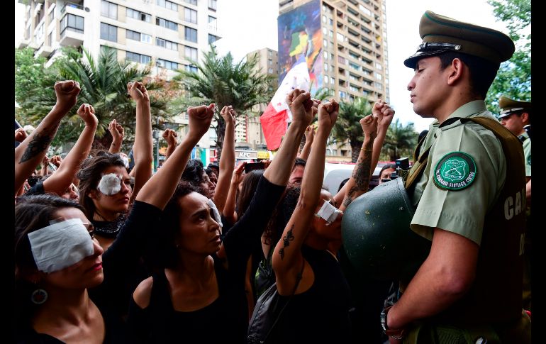 Mujeres vestidas de negro marcharon por calles de Santiago. AFP/M. Bernetti