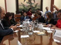 El secretario de finanzas y el secretario general de gobierno, Enrique Ibarra, entregaron el paquete presupuestal en el Congreso del Estado. EL INFORMADOR/R. Rivas