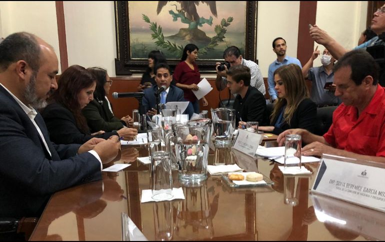 El secretario de finanzas y el secretario general de gobierno, Enrique Ibarra, entregaron el paquete presupuestal en el Congreso del Estado. EL INFORMADOR/R. Rivas