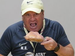 El “Piojo” no se aguantó las ganas de comer pan de muerto en la conferencia de prensa .NOTIMEX/G. Durán