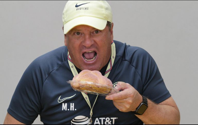 El “Piojo” no se aguantó las ganas de comer pan de muerto en la conferencia de prensa .NOTIMEX/G. Durán