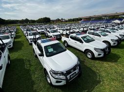 Además de las patrullas se entregaron 148 radios, se pagaron 34 cursos y se destinará un millón y medio de pesos para mejorar la Comisaría de Chapala. TWITTER/MacedonioTamez