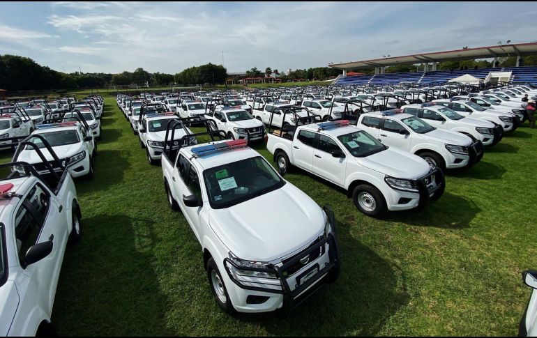 Además de las patrullas se entregaron 148 radios, se pagaron 34 cursos y se destinará un millón y medio de pesos para mejorar la Comisaría de Chapala. TWITTER/MacedonioTamez