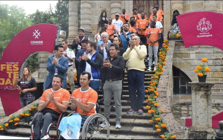 En pleno Día de Muertos y con el Panteón de Belén como escenario, se presentaron a los atletas rankeados que participarán en el Maratón Guadalajara Megacable 2019. EL INFORMADOR / D. Reos