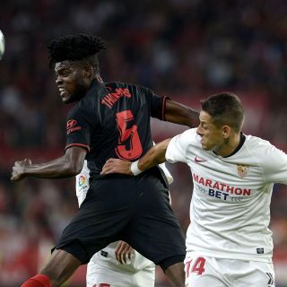 ''Chicharito'' y Herrera se enfrentan en empate de Sevilla y Atlético