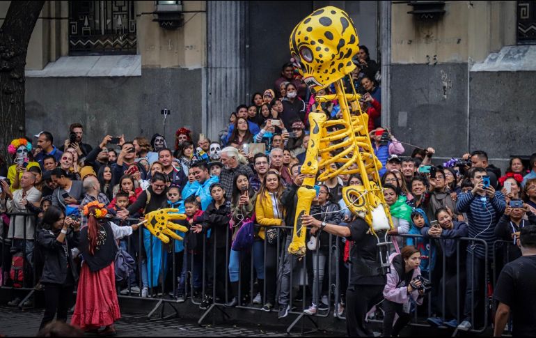 Los contingentes pasaron por la Estela de Luz, la Diana Cazadora, el Ángel de la Independencia, la Glorieta de Colón, la Glorieta de El Caballito y el Hemiciclo a Juárez. NTX/Q. Blanco