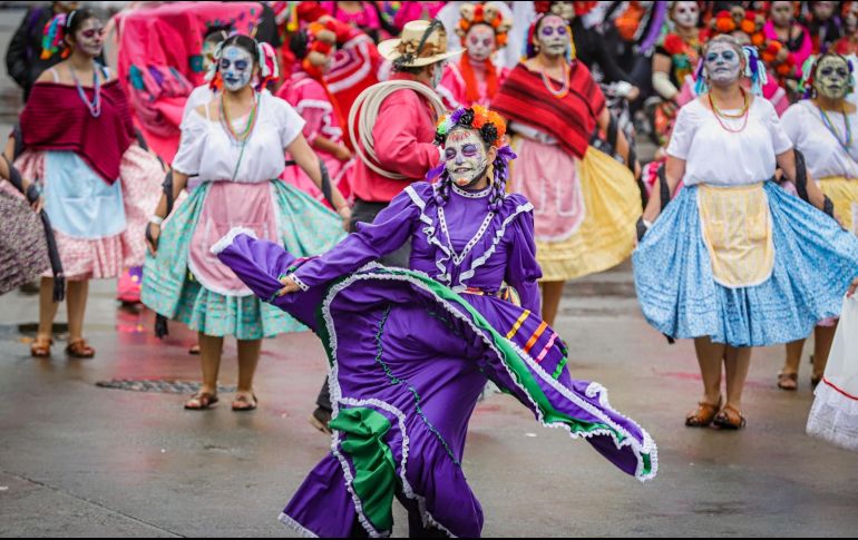 Los contingentes pasaron por la Estela de Luz, la Diana Cazadora, el Ángel de la Independencia, la Glorieta de Colón, la Glorieta de El Caballito y el Hemiciclo a Juárez. NTX/Q. Blanco