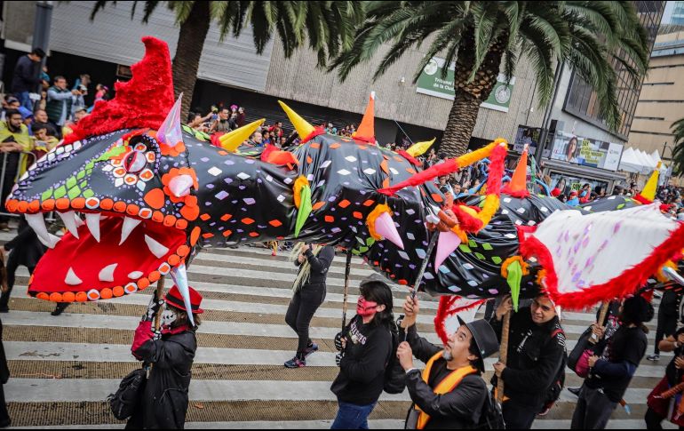 Los contingentes pasaron por la Estela de Luz, la Diana Cazadora, el Ángel de la Independencia, la Glorieta de Colón, la Glorieta de El Caballito y el Hemiciclo a Juárez. NTX/Q. Blanco