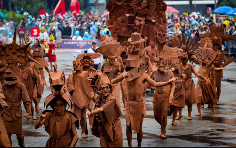 Los contingentes pasaron por la Estela de Luz, la Diana Cazadora, el Ángel de la Independencia, la Glorieta de Colón, la Glorieta de El Caballito y el Hemiciclo a Juárez. NTX/Q. Blanco