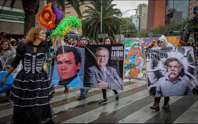 Los contingentes pasaron por la Estela de Luz, la Diana Cazadora, el Ángel de la Independencia, la Glorieta de Colón, la Glorieta de El Caballito y el Hemiciclo a Juárez. NTX/Q. Blanco