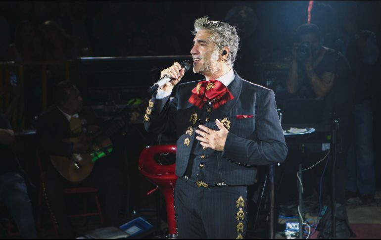 “El Potrillo”. Alejandro Fernández, engalanado con su tradicional traje de charro. EL INFORMADOR / E. Barrera