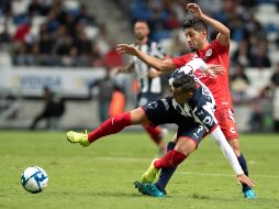 Rogelio Funes Mori (i), de Rayados de Monterrey, disputa el balón con Angel Reyna (d), de Tiburones Rojos de Veracruz. EFE/M. Sierra