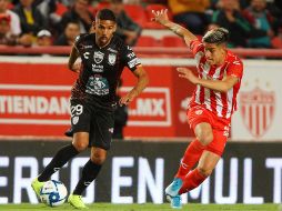 Francisco Jara, autor del segundo gol, disputa el balón con Alexis Peña. IMAGO7/G, Treviño