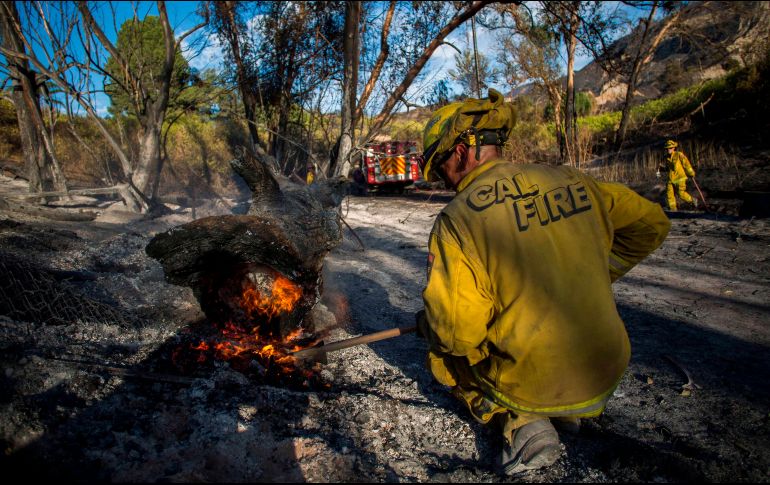 Los bomberos contuvieron 20% de un incendio que arrasó con casi 38 kilómetros cuadrados y obligó a la evacuación de 11 mil personas. AFP/A. Gomes