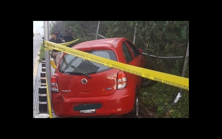 El auto robado fue estrellado y abandonado en el retorno de avenida Patria. FACEBOOK/PoliciadeZapopan