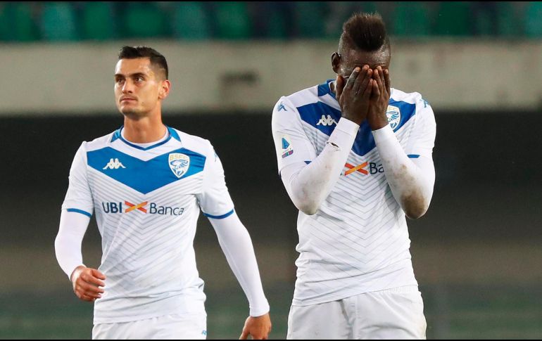 Corría el minuto 53 del partido entre Hellas Verona y Brescia cuando la afición comenzó a ofender a Balotelli. AP / S. Venezia