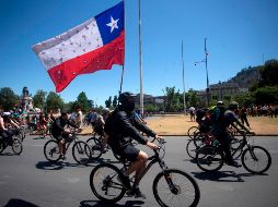Chilenos en bicicleta protestan ante casa del presidente Piñera