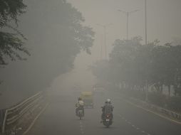 Automovilistas y motociclistas transitan este domingo por una calle en Nueva Delhi. AFP/S. Hussain