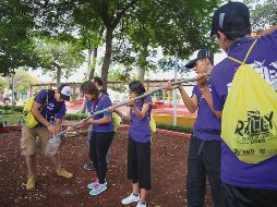 Estudiantes durante el rally de conocimientos celebrado ayer en diversos puntos del Centro tapatío. ESPECIAL
