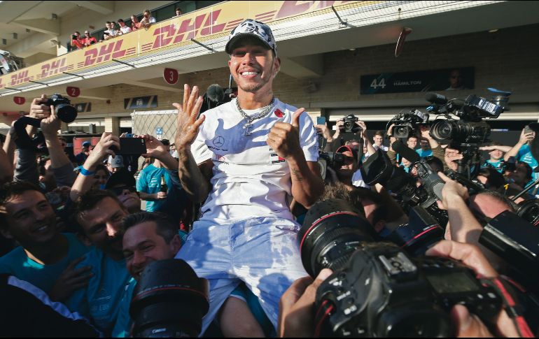 Hamilton logra coronarse por tercer año consecutivo; es su quinto campeonato en las últimas seis temporadas del Gran Circo. EFE / L. Smith