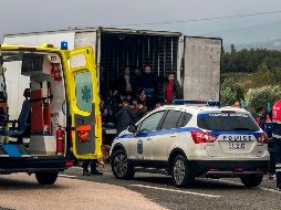 Según los informes iniciales, en el vehículo frigorífico viajaban hombres y niños, al parecer de origen afgano, aunque su identificación y nacionalidad requerirá un par de días. AFP / S. Karitidis