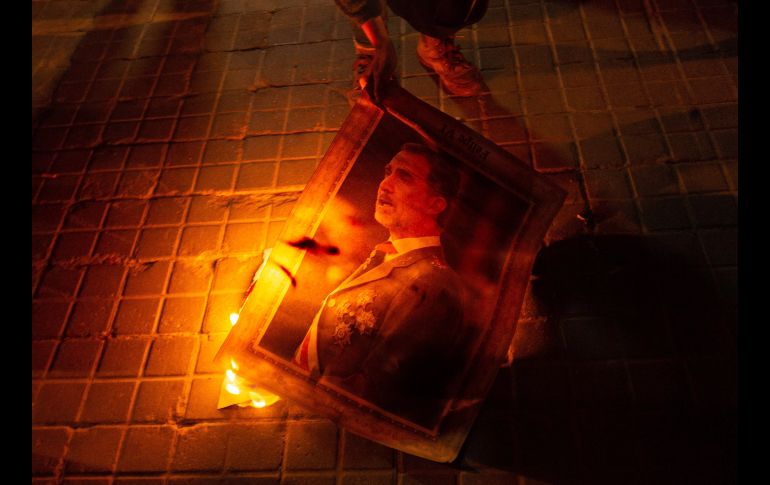 Los inconformes quemaron imágenes del rey. EFE/E. Fontcuberta