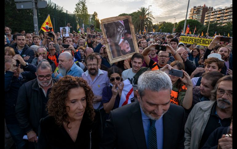 Manifestantes bloquean el acceso al centro de convenciones donde se entregan los Premios Princesa de Girona, mientras el expresidente de la Sociedad Civil Catalana, Josep Ramon Bosch (c), intenta ingresar. AP/E. Morenatti