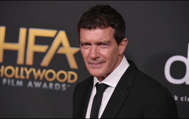 Banderas recibió su galardón de manos de la actriz Dakota Johnson. AP / R. Shotwell