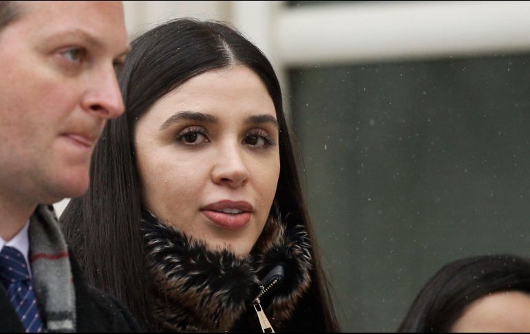 Emma Coronel lanzó, hace unos meses, una línea de ropa y accesorios sobre su esposo. AFP/ARCHIVO