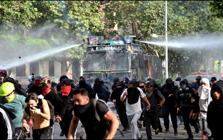 En el centro de Santiago, se percibió justo cuando la policía dispersaba a miles de personas que se manifestaban para pedir reformas sociales y contra el gobierno de Sebastián Piñera. AFP/ M. Bernetti