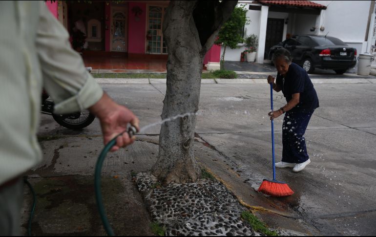 Quienes laven su banqueta o cochera utilizando el chorro de una manguera se harán acreedores a una amonestación de mil 689 pesos el próximo año. EL INFORMADOR/ ARCHIVO