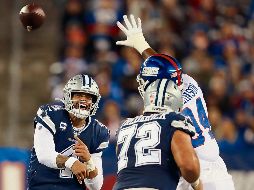 Dak Prescott (izq.) supo sobreponerse a una intercepción en la primera jugada del partido y logró terminar la noche con tres pases de anotación. AFP